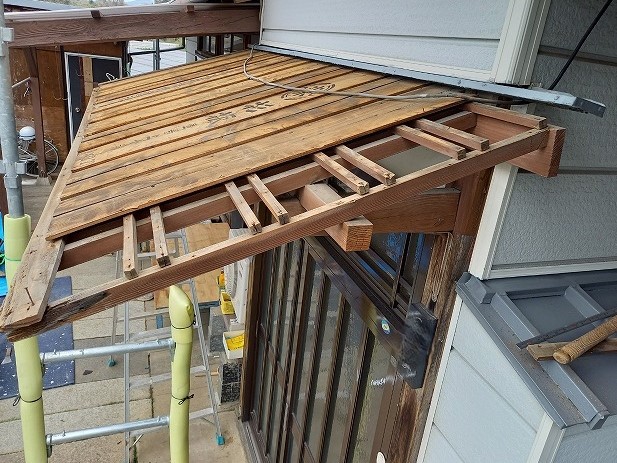 玄関庇の補修工事